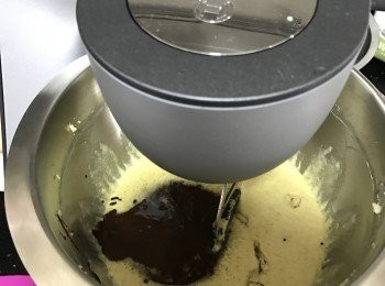 step3: 朱古力用熱水坐溶，再加入糊中拌勻, 
篩入低筋麵粉，泡打粉及鹽，再拌勻