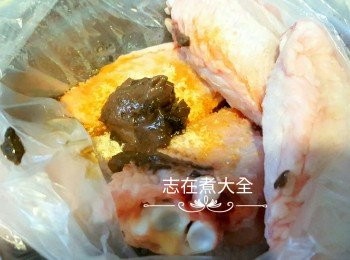 step1: <a href="https://bit.ly/3zHU5V3" target="_blank" data-keyword="雞翼" class="guide-link"><strong>雞翼</strong></a> <span style="display:inline-block;vertical-align:middle;margin-top:-3px;color:initial;border-radius:3px;padding:2px 3px;font-size:12px;line-height:14px;background:#87d300;color:#fff;">即買</span> 解凍後吸乾水份，放所有調味料及<a href="https://bit.ly/3zHU5V3" target="_blank" data-keyword="雞翼" class="guide-link"><strong>雞翼</strong></a> <span style="display:inline-block;vertical-align:middle;margin-top:-3px;color:initial;border-radius:3px;padding:2px 3px;font-size:12px;line-height:14px;background:#87d300;color:#fff;">即買</span> 入保鮮袋按摩後醃1小時以上（醃過夜更佳）