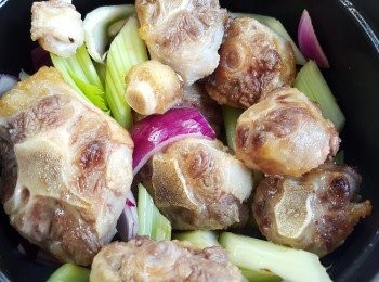 step5: 再加入西芹及牛尾炒一會。