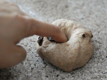 step6: 搓圓麵糰，用手指在中間壓一個洞，然後成一個圈