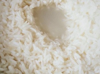 step4: 圓子煮熟，加點冷水，水開后倒入甜酒釀(這個是自己家做的酒釀，沒有的話也可以買現成的)加冰糖