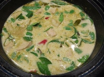 step11: 起鍋前加入魚露及和九層塔葉提味即完成[泰式綠咖哩]。