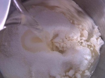 step1: 將自發粉、糖和食水混合在大盆中。攪拌均勻