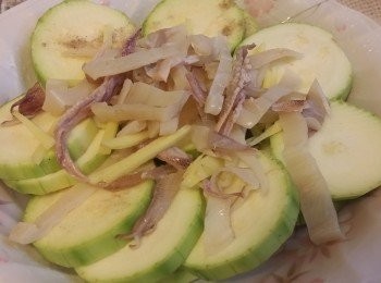 step3: 薑絲鋪在翠玉瓜上，再加入已切好的土魷