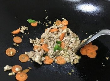 step2: 燒熱油鑊, 先爆香蒜蓉, 快手加入肉碎快炒散, 可加點老抽上色, 加入紅蘿蔔及檸檬葉快炒至香味濃濃