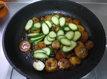 step3: 起鍋前下小黃瓜，略炒一下就可以起鍋了^^