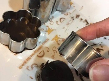 step5: 雪好後拎起模具，將朱古力慢慢與印紙分開