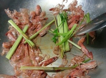 step4: 加入香茅及莞茜莖爆香