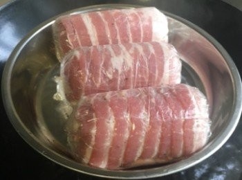 step5: 烹調步驟：

於鍋中燒熱水，將煙肉雞卷放於蒸碟上，
隔水蒸25分鐘後關火，加蓋焗10分鐘後取出。