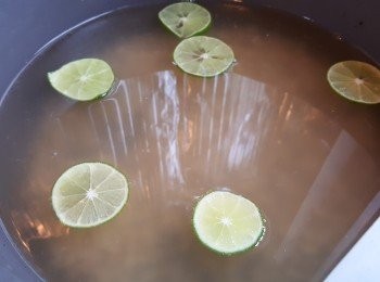 step6: 煮滾後放涼，加入青檸片冷藏至冰凍即可。