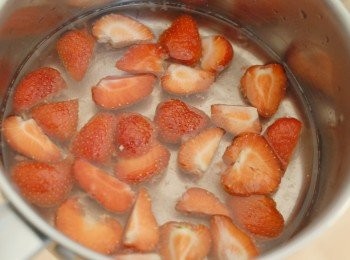 step1: <span class="group_2">草莓糖漿</span>做法：將糖，水及草莓（切小塊）放入煲內，用中火煮沸，然後轉小火煮5分鐘，離火