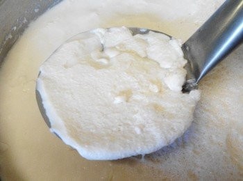 step8: 豆腐花上層的泡沫去除。