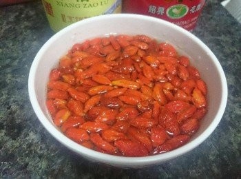 step2: 杞子溫水洗淨浸泡一會即可。