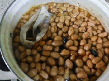 step2: 鍋里加水，放適量鹽，八角，桂皮，,鹵水汁，大火燒開，放入花生，中火煮30分鐘左右即可。