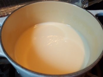 step3: 再將豆漿於小鍋中煲至微滾。