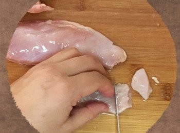 step2: 將<a href="https://bit.ly/3EZL8dD" target="_blank" data-keyword="雞胸" class="guide-link"><strong>雞胸</strong></a> <span style="display:inline-block;vertical-align:middle;margin-top:-3px;color:initial;border-radius:3px;padding:2px 3px;font-size:12px;line-height:14px;background:#87d300;color:#fff;">即買</span> 肉切丁。