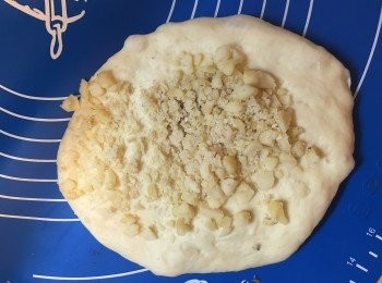 step2: 另一半粉團加入開心果碎。