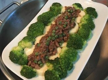 step4: 雞蛋豆腐排入盤中，淋上絞肉和醬汁；用鹽和橄欖油抓過的花椰菜擺在兩旁，進蒸鍋大火蒸20分鐘，出爐後擺上泡過水後瀝乾的蔥絲即可享用。