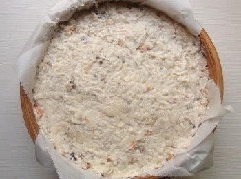 step9: 將米漿倒入鍋裡(轉小火)迅速拌勻到濃稠狀(熄火)。 另外煮一鍋熱水沸騰...將竹蒸籠鋪好烘培紙,倒入濃稠的米漿材料,用中大火蒸約一小時即可。