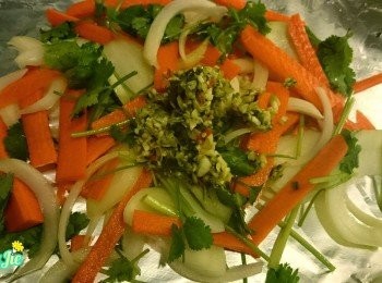 step7: 把雞皮上的醃料括出放在洋蔥及甘荀上，再放上全雞，皮向上。因為如果醃料留在雞皮，會很易焦黑。