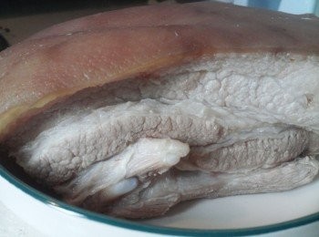 step2: 鑊中放水煮滾, 放入五花腩飛水約 15~20 分鐘, 取出抹乾備用