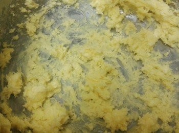 step1: 用打蛋器打發牛油及糖霜，然後下雲尼拿香油及蛋拌勻