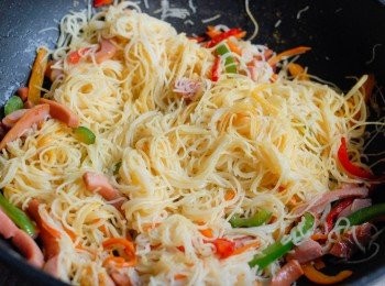 step4: 下叉燒和米粉，炒一分鐘，再下所有調味料，炒勻