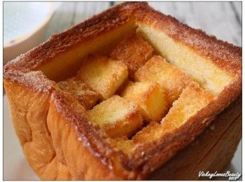 step11: 將烤好的吐司方塊仔細且儘量平整的填回到吐司盅裡面