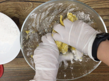 step3: 地瓜粉過篩後加入蕃薯泥 。