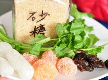 step1: 備料如圖:桔子餅、冬瓜糖、龍眼乾、砂糖、香菜
