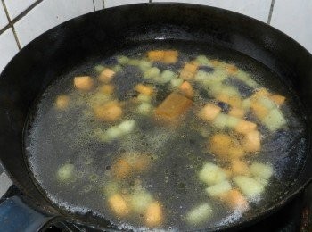 step4: 加入適量的水與兩小塊咖哩塊