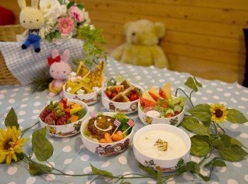 step8: 天氣微涼，最適合去野餐了，快跟著7-11的陶瓷野餐便當組合一起去度過一個美好的下午吧