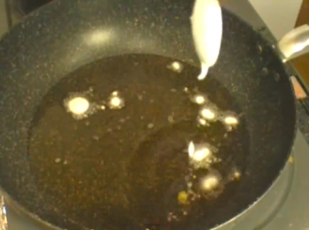 step2: 用匙羹把少量粉漿一滴一滴倒入油中。