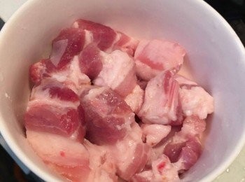 step1: 腩排洗淨，加入醃料醃15分鐘，除去咸蛋外黑泥，洗淨，將咸蛋黃及咸蛋白分開