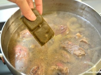 step7: 在鍋中注入水滿過牛肉即可，水滾之後丟入料理塊
（我使用掉半盒的量）