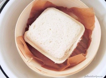 step3: 把吐司放到蒸锅上，蒸大约8-10分钟至到巧克力块完全融化即可。