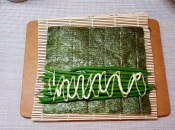 step5: 將芥末醬唧在豆上。