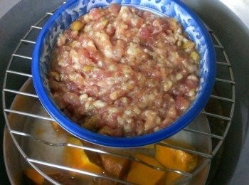 step2: 就放個隔層和電鍋一起蒸~飯好了~樹子蒸肉也好了~CCC~是不是一兼三顧啊~電鍋真是個偉大的發明啊~