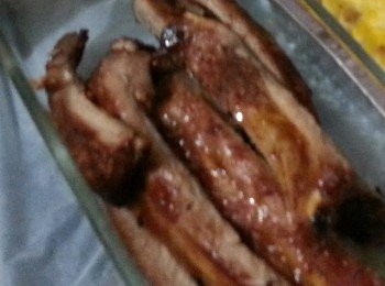 step6: 1)預熱焗爐200度火，把排骨放進焗爐焗20分鐘。

2)轉17O度上火取出塗上麥牙糖焗數分鐘。

3)翻轉，同樣塗上麥牙糖，焗數分鐘。

4)再翻轉面，塗多1次麥牙糖，焗至面深紅色就完成。