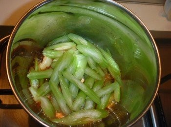 step3: 再開火放入步驟1拌勻,倒入昆布柴魚高湯蓋鍋蓋用小火燜煮至芹菜微軟.