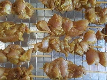 step4: 將雞肉串放入焗爐，180度烤焗12至15分鐘。