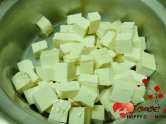 step1: 板豆腐切成一公分左右的塊狀,濾乾水分