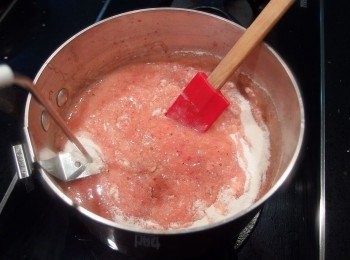 step8: 用銅鍋或厚底鍋將果泥煮至50度c時,加入混合好的果膠粉(步驟2.)。攪拌均勻煮滾。