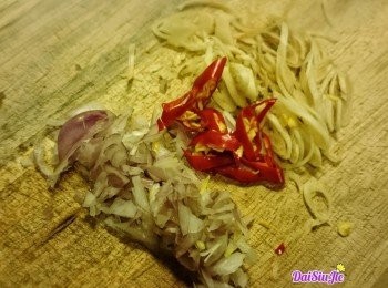 step1: 香茅斜斜切絲，指天椒切粒，乾蔥切碎，檸檬葉剪成細絲。