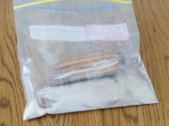 step7: 在密封袋內，將糖和肉桂粉拌勻。將剛拿出的吉拿棒放入袋內，沾滿糖