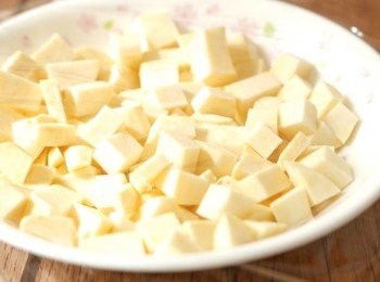 step2: 把蕃薯切粒，以耐熱的保鮮紙包著，再以中大火蒸15分鐘。