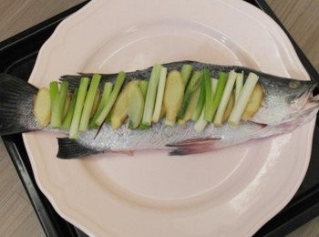 step2: 在魚的表面鋪上薑片和蔥根~~~ 接著放入sharp水波爐以蒸的功能選"強蒸"~ 先蒸個10分鐘!!!! *這步驟也可以改用電鍋蒸唷~~做法都一樣!!