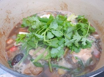 step4: 加水或雞湯煮10分鐘即可上枱，用火鍋爐細火熱食。