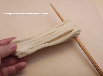 step3: 8.放在包紙上，再放室溫28度的地方，放一杯熱水在旁，發酵15分鐘左右至發大一倍。