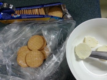 step1: 將OREO餅用刀仔刮去餡料部份